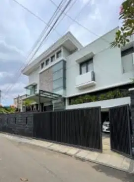 Rumah rapi, siap huni di Kemang Jaksel