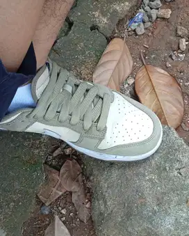 SEPATU NIKE DUNK LOW RETRO SE