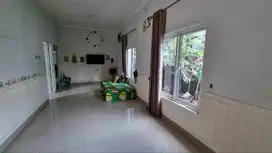 Dijual Rumah induk dengan kontrakan Sumur Bor