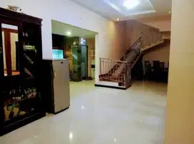 Villa murah BU luas 232 pinggir jalan depan wisata selecta batu 2 lt