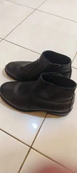 Sepatu  hitam size 42
