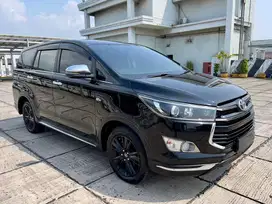 DP 15JT [LOW KM] INNOVA VENTURER AT BENSIN 2019 HITAM TT 2020