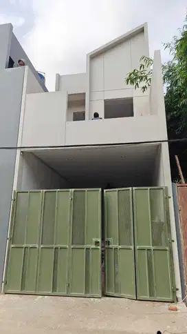 Rumah Baru 2 lantai dengan jalanan lebar dan tenang di Duri Kepa Jakar