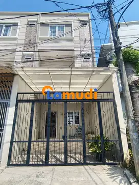 Rumah siap huni 3 lantai semifurnished di taman ratu jakbar