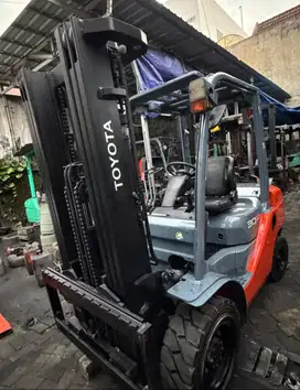 FORKLIFT TOYOTA 3 TON MAST TRILIFT BERGARANSI TAHUN MUDA