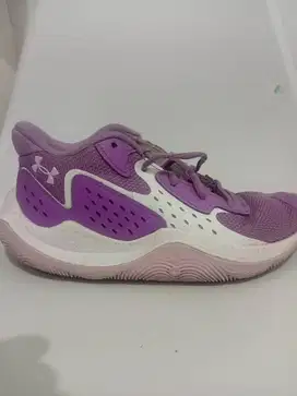Sepatu basket bekas