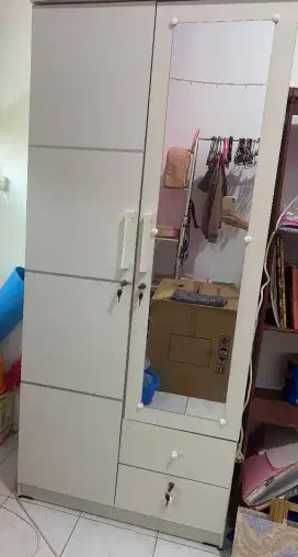 Lemari pakaian kayu