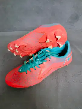 Sepatu bola Specs size 40