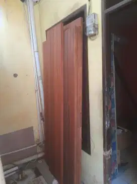Pintu kamar kayu