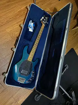 Ernie ball MUSICMAN STINGRAY BASS Made in California U.S.A 1999