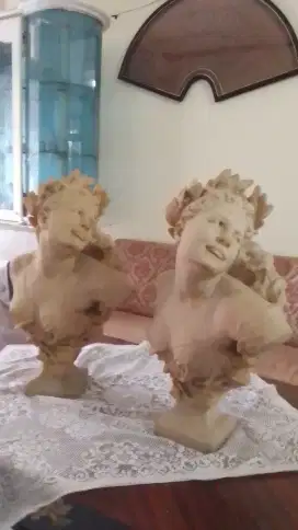 Sepasang patung eropa