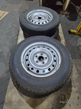 Velg dan Ban Standar Ring 15 Original ex Hilux