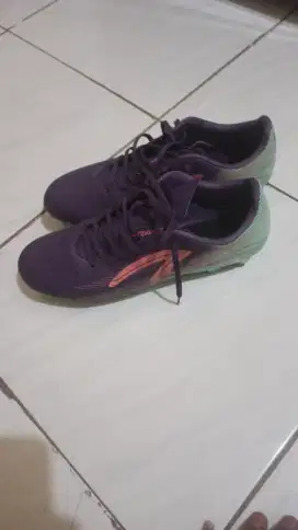 Sepatu bola specs accelerator