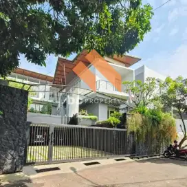 Rumah mewah terawat 3 lantai setraduta Sarijadi dkt tol pasteur