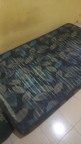 Dijual Cepat Kasur, Kipas, Meja, Kursi