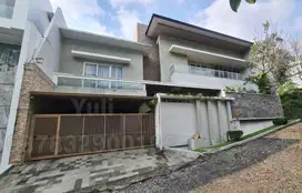 Dijual Rumah Mewah Bagus Semi Furnished Tingkat 2,5 Lantai Siap Pakai