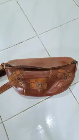 Tas slempang kulit abekani
