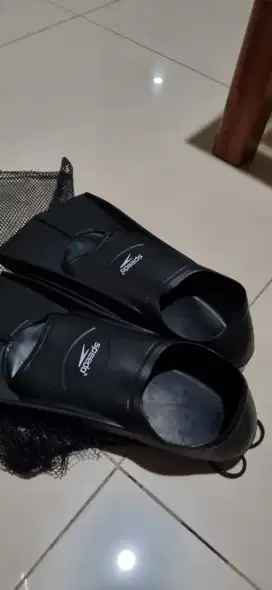 Sepatu katak speed