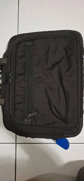 Tas 2 in 1 messenger dan backpack merek Delsey
