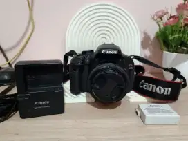 Canon EOS 600D Body charger lensa