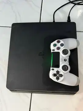 PS4 slim 1TB second