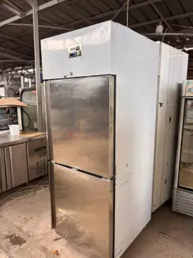 Upright freezer 2 pintu
Mesin ORI 
Mulus like new 

Harga 7.000.000
