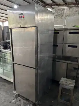 Uprigh freezer mastercool 2 pintu 
hrg 6 jt