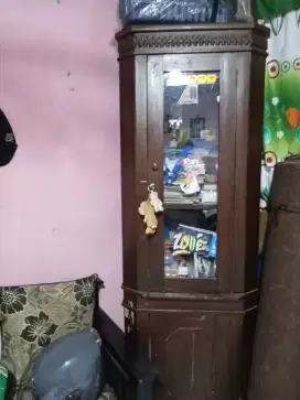 Lemari pajangan sudut mahoni