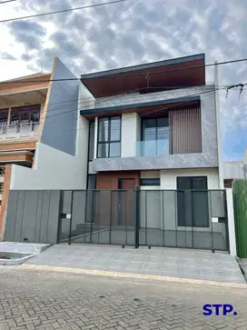NEW, Rumah modern kontemporer di Manyar Kertoarjo