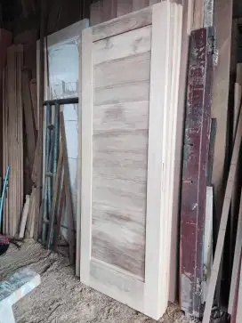 Kusen dan daun pintu kayu Meranti Samarinda