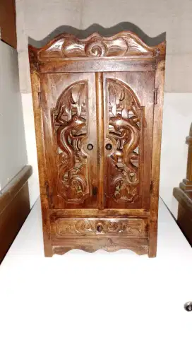 Miniatur Lemari Ukir