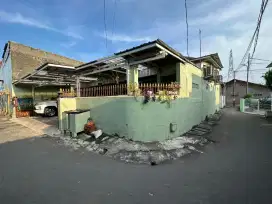 Rumah Besar Luas Semi Furnish Dikontrakan Carport Bisa Muat 3-4 Mobil