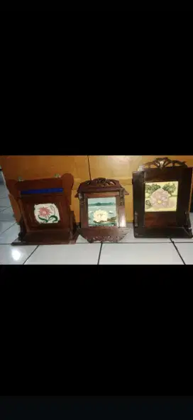 Hiasan Dinding Kayu Aksen Keramik