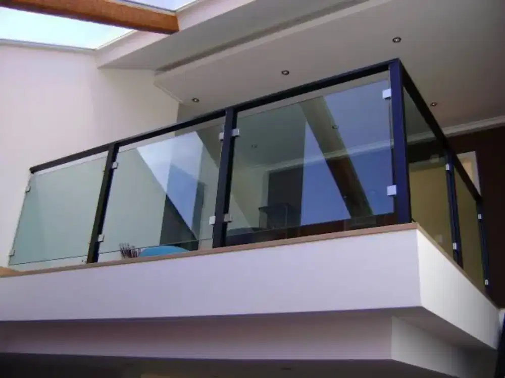 Reling balkon / Reling tangga / Railling balkon kaca tempered