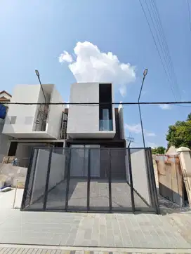 READY 2 UNIT, Rumah Baru Gress Kontemporer Area Dharmahusada