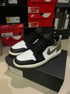 Air Jordan 1 Low Black White Medium Olive
Sepatu Sneakers Original
 43