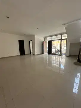 Disewakan, Rumah Pik2, 4 kamar, lokasi strategis, ada kolam renang
