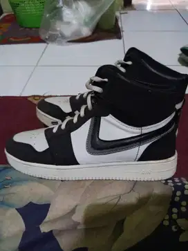 JUAL SNEAKERS HITAM PUTIH