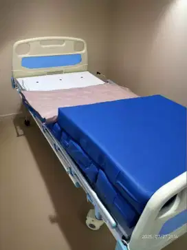 Ranjang pasien relatif mulus istimewa 2 crank +matras dan tiang infus