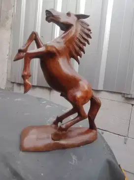 Patung kuda dari kayu