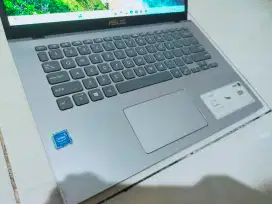 Dijual laptop Asus Warna silver Ram 8GB DDR4 SSD 256GB Win 11 NORMAL
