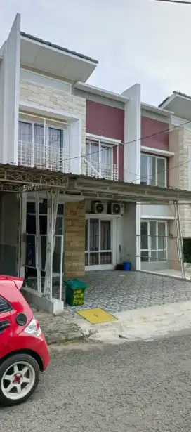Rumah cantik 2 lantai di cluster courtyard galuh mas