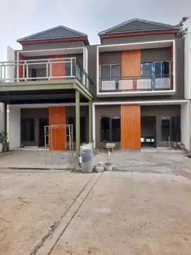 Townhouse mewah pinggir jalan raya dekat jalan tol Rumah ready stok