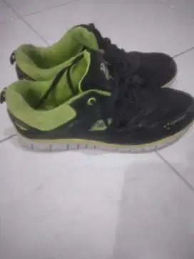 Sepatu Delmora ukuran 42 hitam bisa buat sekolah dan olahraga