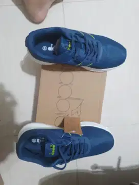 Sepatu diadora baru biru