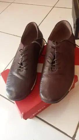 Sepatu kulit asli