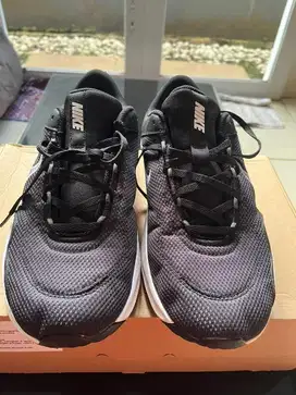 Sepatu running nike legend essential
