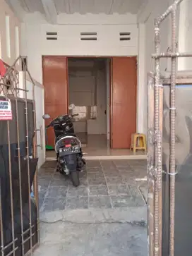 Dikontrakan Rumah dipinggir jalan