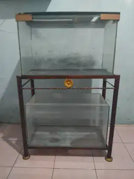 Di jual dua pcs aquarium dan satu set dengan meja nya