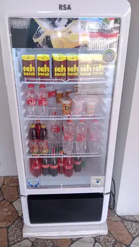 Kulkas/showcase minuman baru pakai satu bulan, jual karena mau pindah